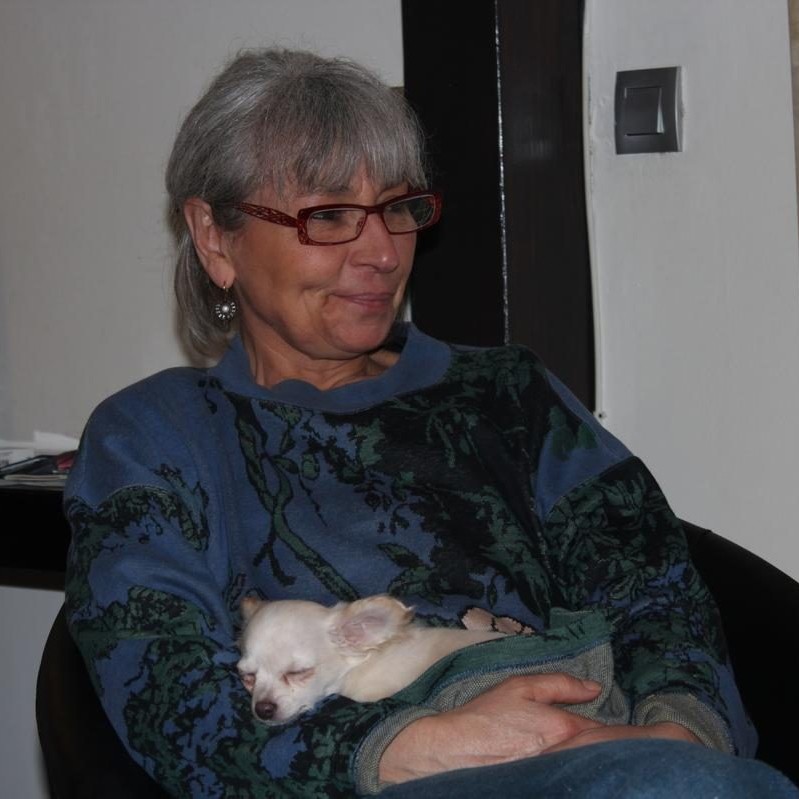 Eve avec un chiot chihuahua