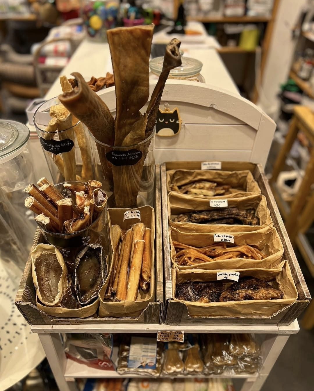 Friandises naturelles en vrac à La Ménagerie — queues de boeuf, peaux de chameau, pattes de poulet
